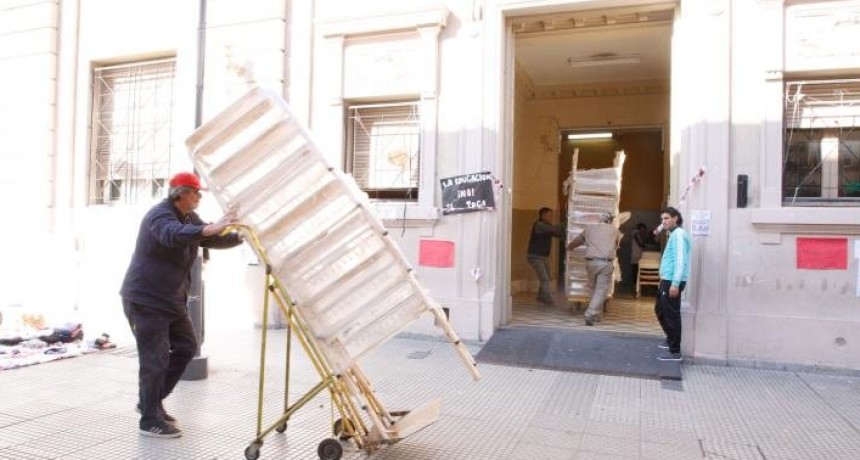 Se realiz&oacute; la entrega de pupitres y sillas en la Escuela Normal