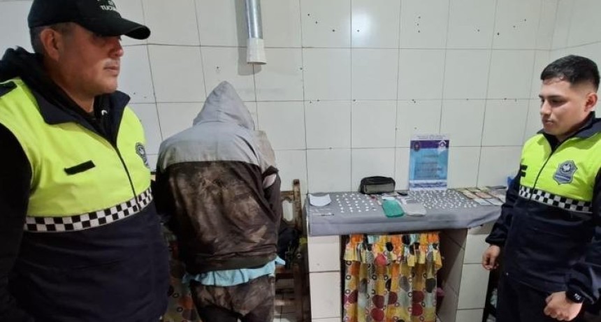 Desarticulan un kiosco de drogas y aprehenden a un hombre en La Bombilla