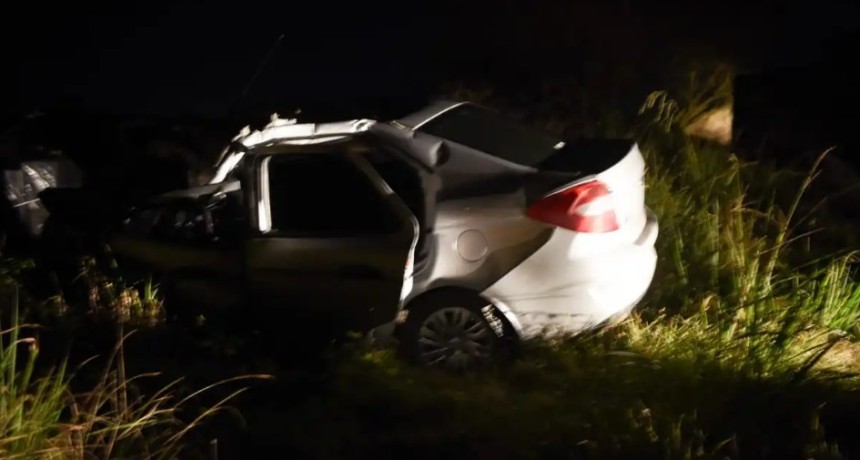 Cuatro personas perdieron la vida, entre ellas una menor, tras el choque entre un auto y un cami&oacute;n con rastra ca&ntilde;era