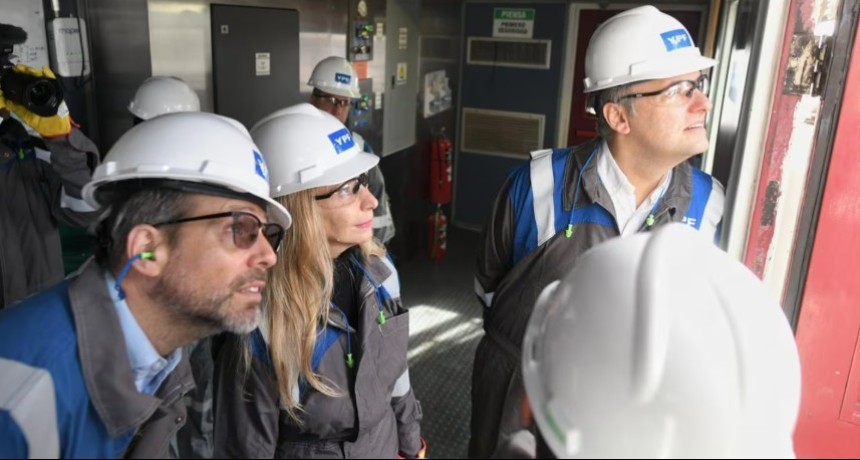 Tras dejar su cargo como jefe de ministros Adorni tambi&eacute;n renunciar&aacute; como director de YPF