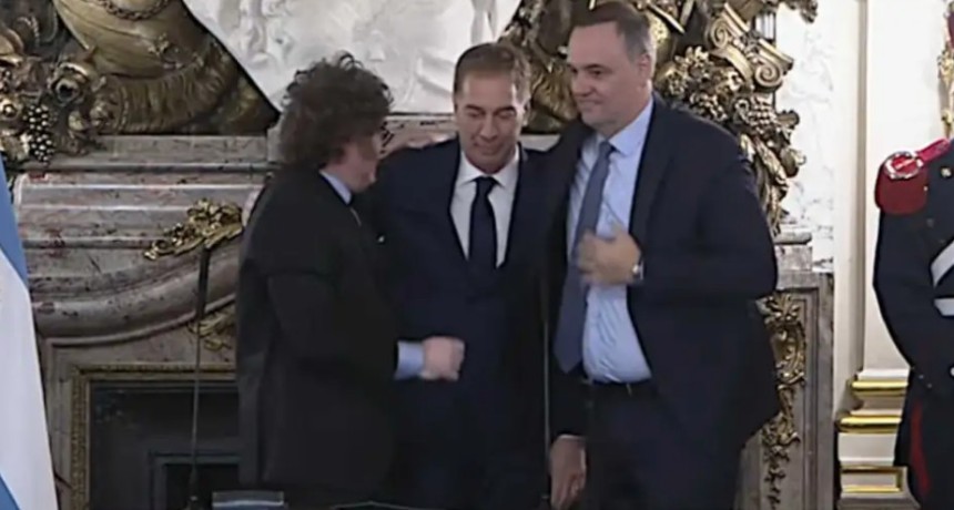 Con la presencia de Adorni, Milei le tom&oacute; juramento a Diego Santilli como nuevo jefe de Gabinete 