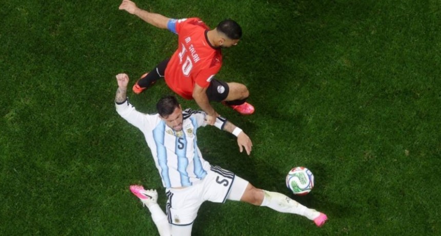 Para siempre: se tatu&oacute; el heroico quite de Leandro Paredes ante Egipto