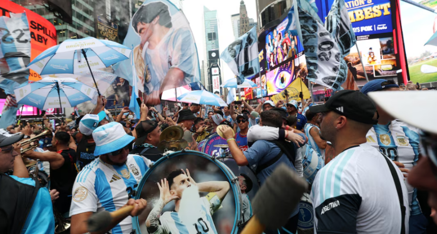 Con m&aacute;s de 10 mil hinchas argentinos se vive el multitudinario banderazo antes de la final del Mundial en Times Square 