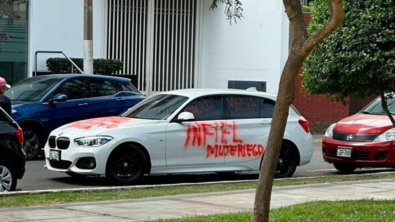 Por infiel, la mujer le pintó el auto y se volvió viral