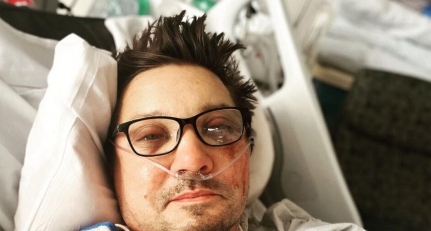 El actor Jeremy Renner publicó una foto desde el hospital y contó como está su estado de salud 