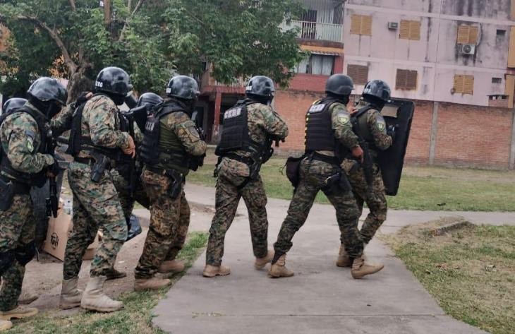 Allanamientos y secuestros por el enfrentamiento en Barrio Oeste II