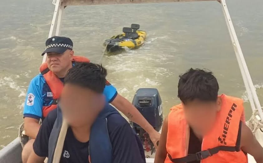 Dos adolescentes fueron rescatados en el Cadillal tras quedar atrapados en su kayak  