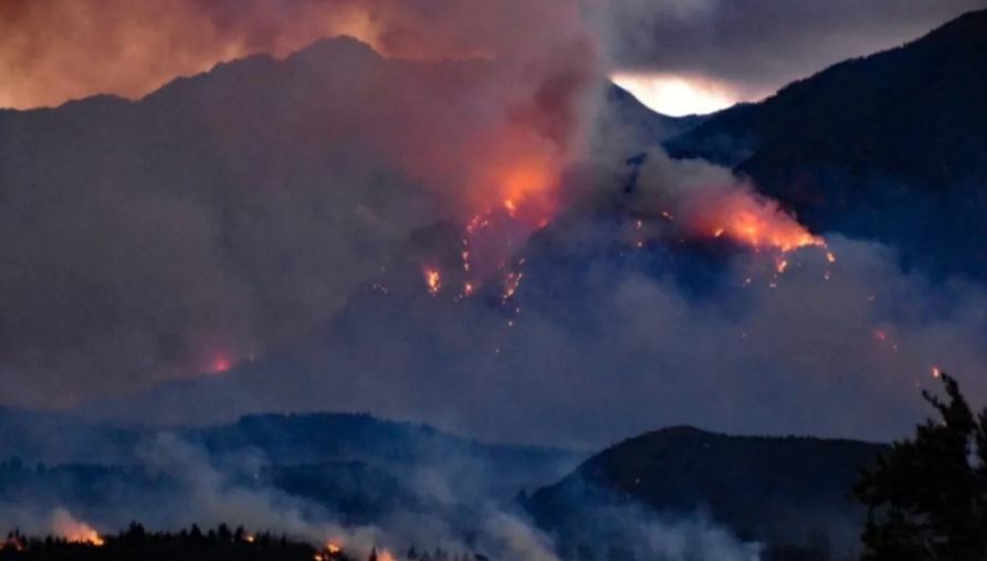 Fuego en Chubut: Torres asegura que los vecinos "ya no corren riesgo"