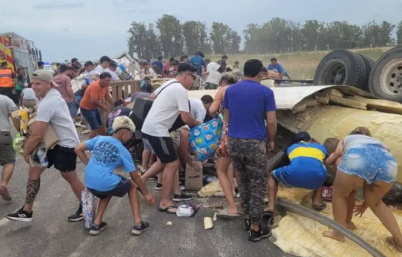 Volcó un camión, murió el chofer y los vecinos saquearon el cargamento 