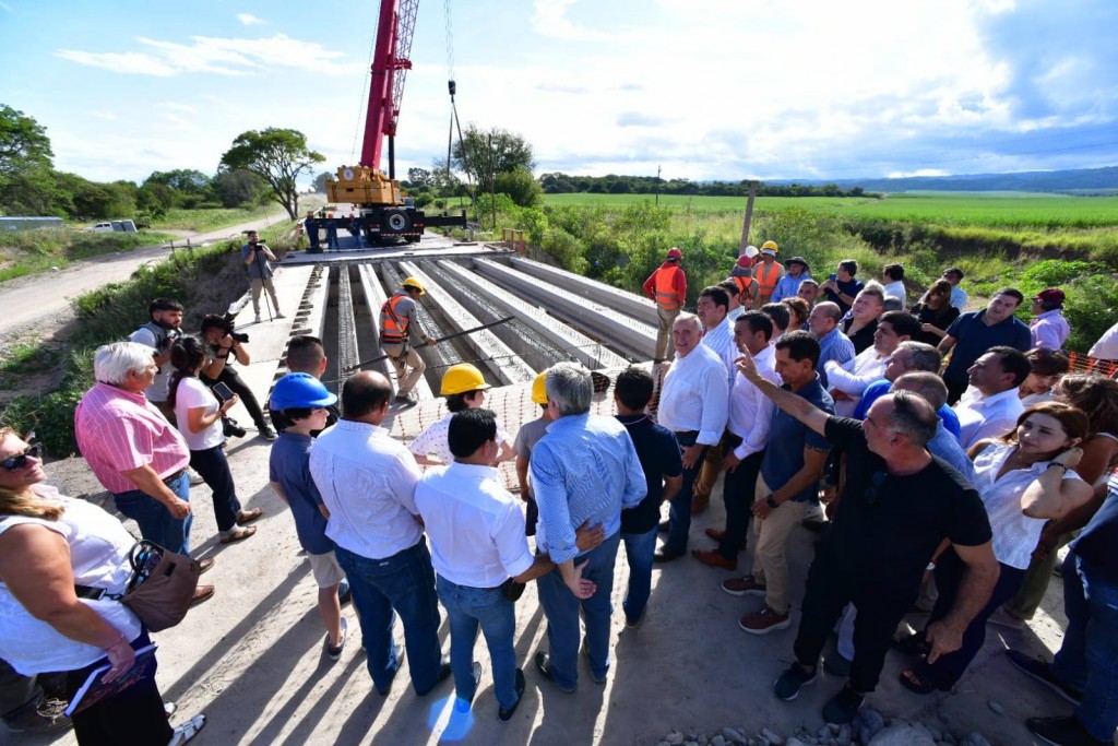 Jaldo supervisó las obras del puente sobre el arroyo Taruca Pampa