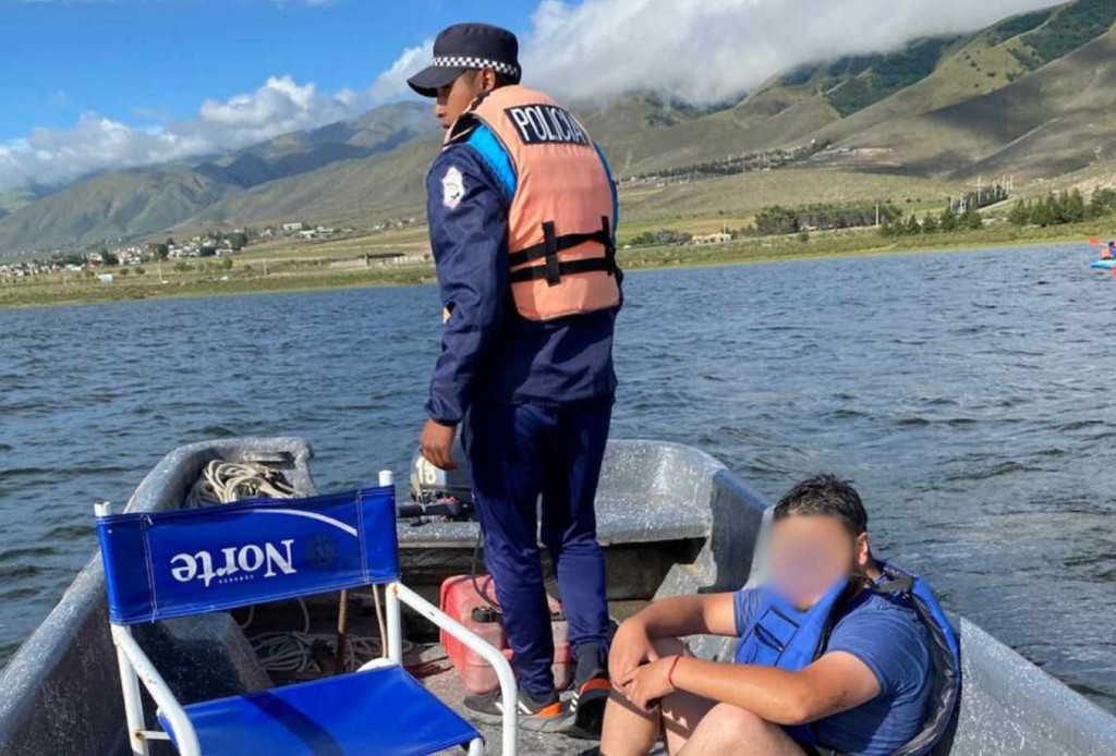 Auxiliaron a un joven que perdió el control  y cayó de su kayak al dique La Angostura