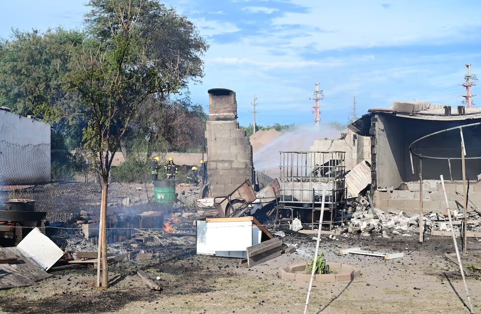 Una fuerte explosión en un gasoducto dejó cinco heridos y destruyó varias viviendas