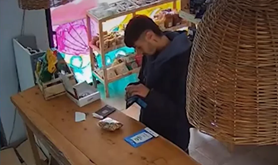 Entró a comprar a un local, no había nadie y su actitud fue sorprendente