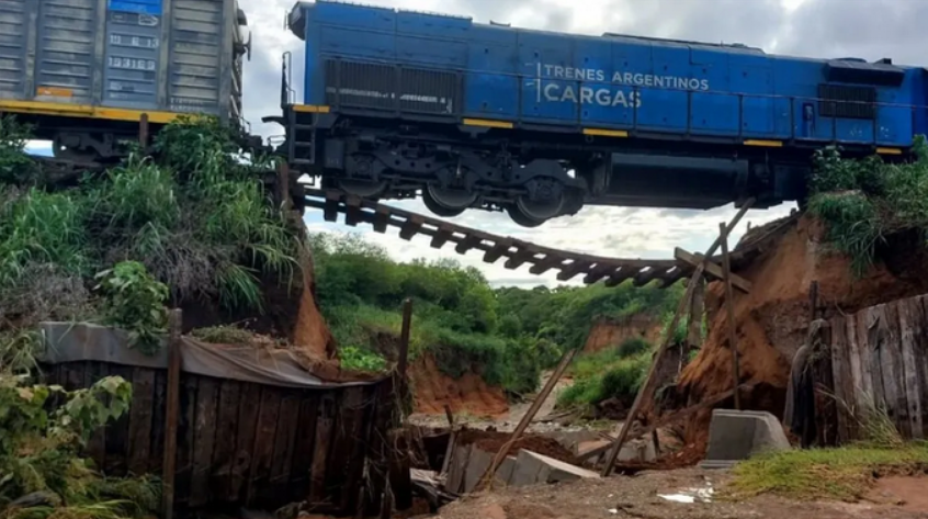 Tras el derrumbe de un puente un tren de carga quedó suspendido en el aire 