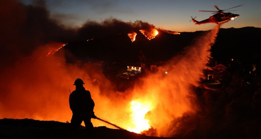 Estados Unidos evacua a más de 30 mil personas debido al fuego provocado por los vientos fuertes