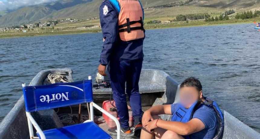 Auxiliaron a un joven que perdió el control  y cayó de su kayak al dique La Angostura