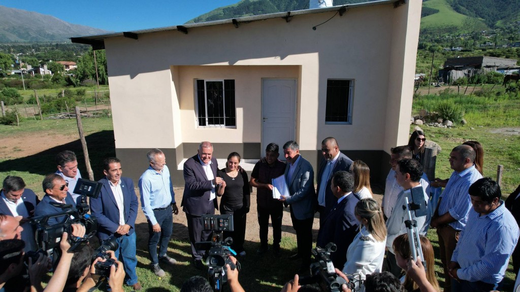 El Gobernador realizó la entrega de viviendas en Tafí del Valle