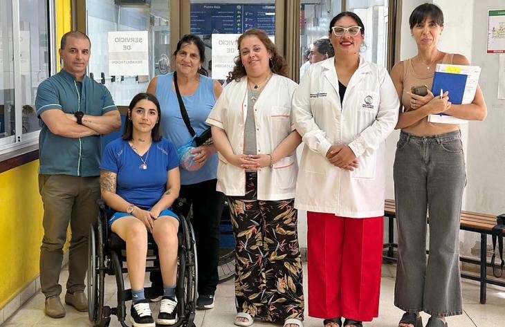 Entrega de silla de ruedas ultraliviana adaptada para una paciente del Hospital Avellaneda
