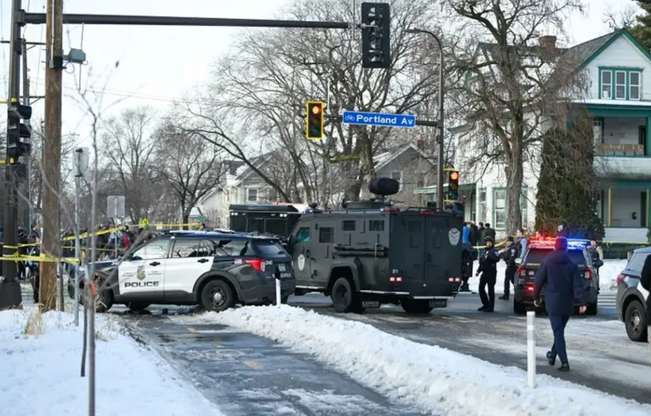 Agentes de inmigración mataron a una mujer en Minnesota y se declaró estado de emergencia