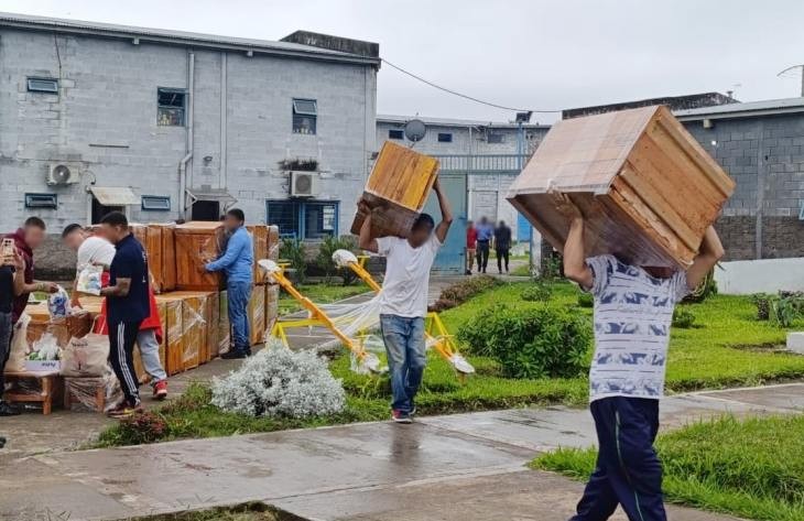 Internos de Villa Urquiza fabricaron roperos y juguetes para donarlos al Hogar Eva Perón