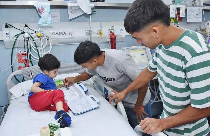Jugadores de San Martín llevaron regalos para los niños del hospital Avellaneda