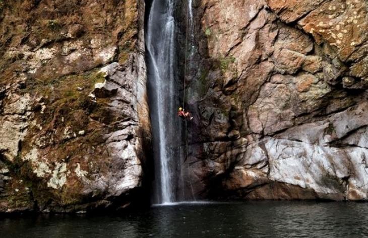 La Policía Lacustre rescató y asistió a un joven en Aguas Chiquitas