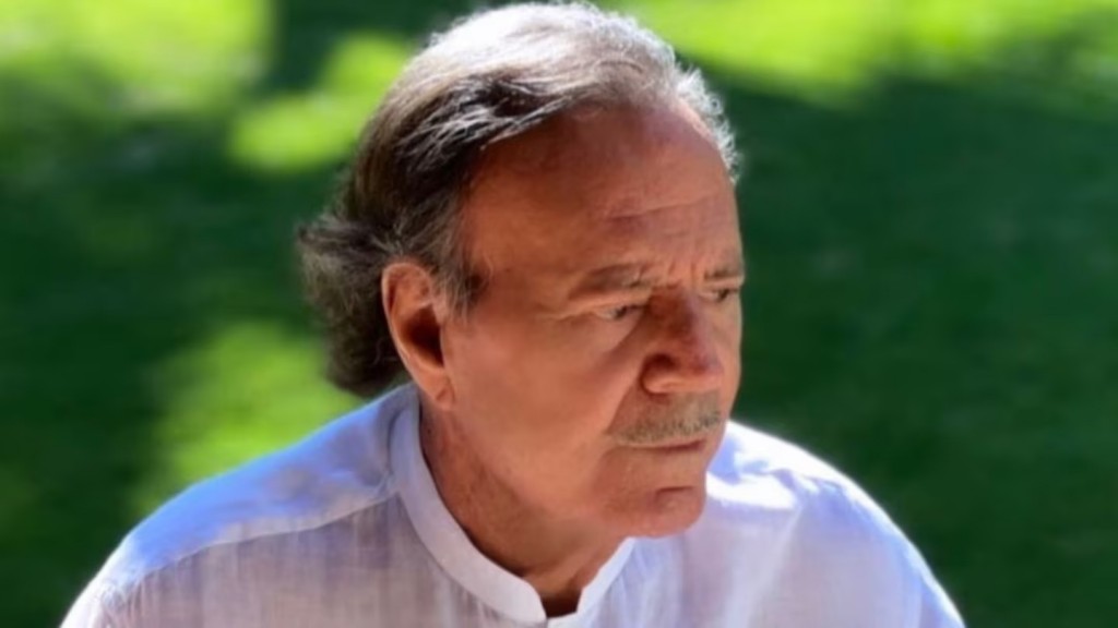 Julio Iglesias, acusado de agresión sexual contra dos exempleadas