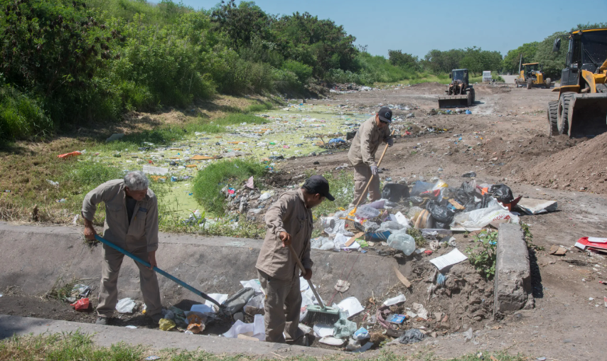 La municipalidad realizó un operativo integral de limpieza y mejoras viales en Villa 9 de Julio