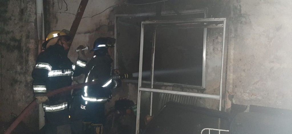 Bomberos sofocaron un incendio y rescataron a dos personas 