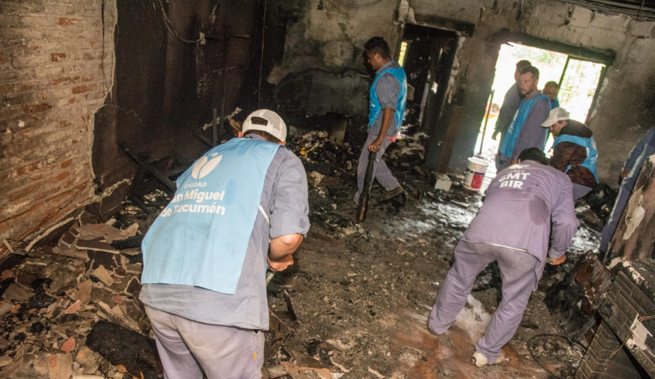 El Municipio asiste a una familia que perdió todo tras un incendio en Juan José Paso al 2500