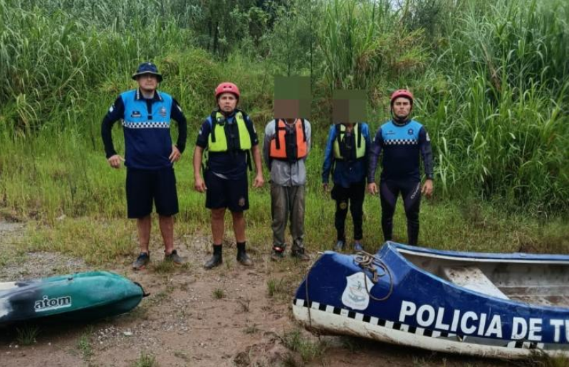 La Policía Lacustre salvó a dos adolescentes varados por la crecida