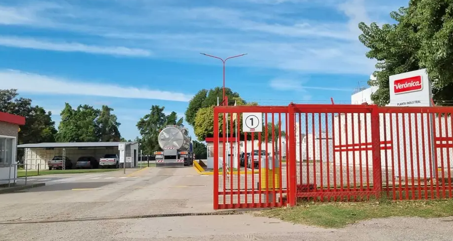 Empresa láctea frenó todas sus plantas: cheques sin fondos y empleados toman instalaciones