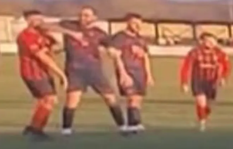 La Policía detiene a un futbolista por darle un codazo a un rival