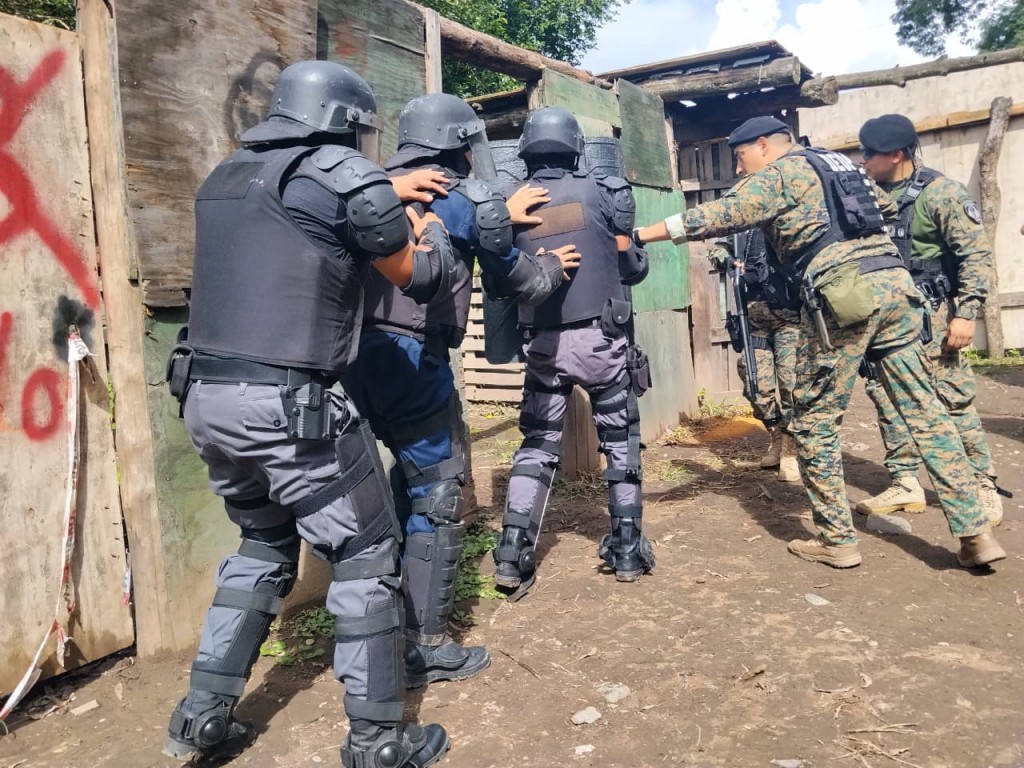 Entrenan a los nuevos integrantes de la fuerza especial del Servicio Penitenciario