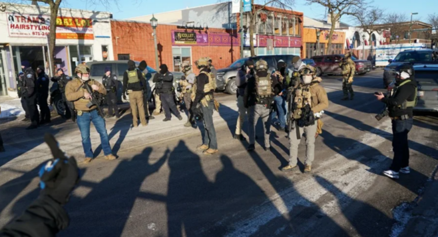 Agentes de inmigración de EE.UU. intentan acceder al consulado de Ecuador