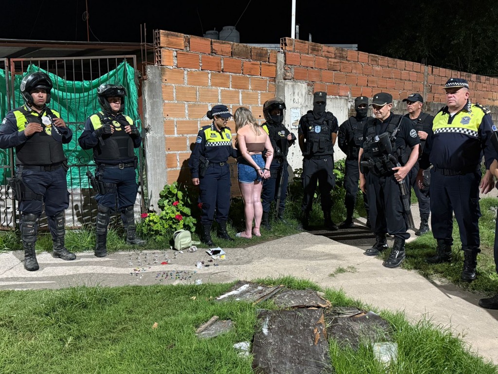 En un operativo atrapan infraganti a una joven con marihuana y cocaína en la calle