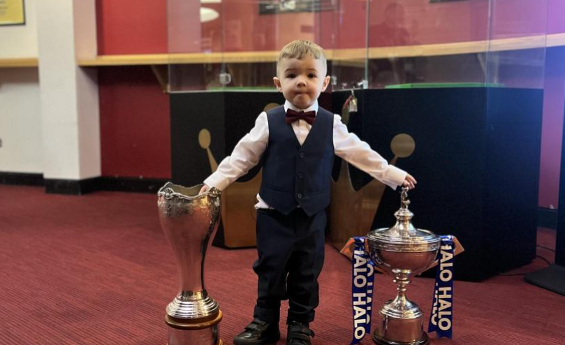 Tiene tres años, es un genio del billar y captura récord Guinness 