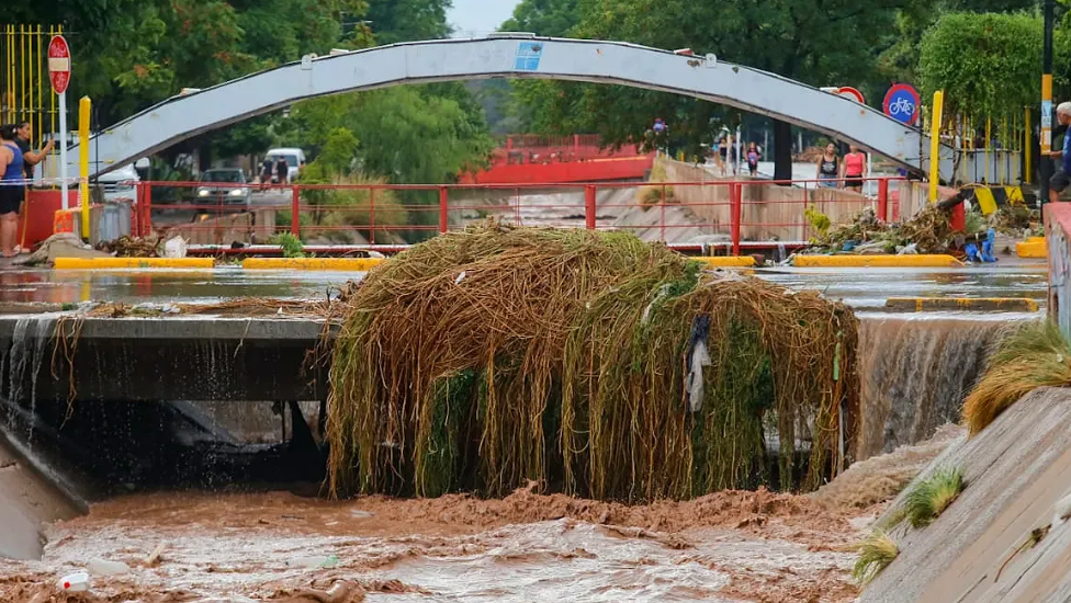 Mendoza: fuerte temporal causó desbordes de cauces y obligó a dramático rescate de tres niños