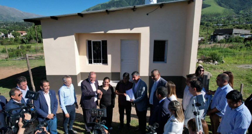 El Gobernador realizó la entrega de viviendas en Tafí del Valle