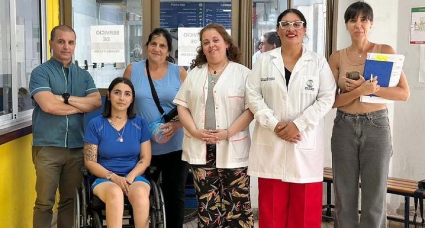Entrega de silla de ruedas ultraliviana adaptada para una paciente del Hospital Avellaneda