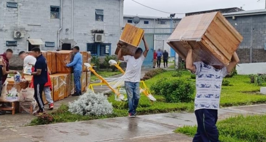 Internos de Villa Urquiza fabricaron roperos y juguetes para donarlos al Hogar Eva Perón