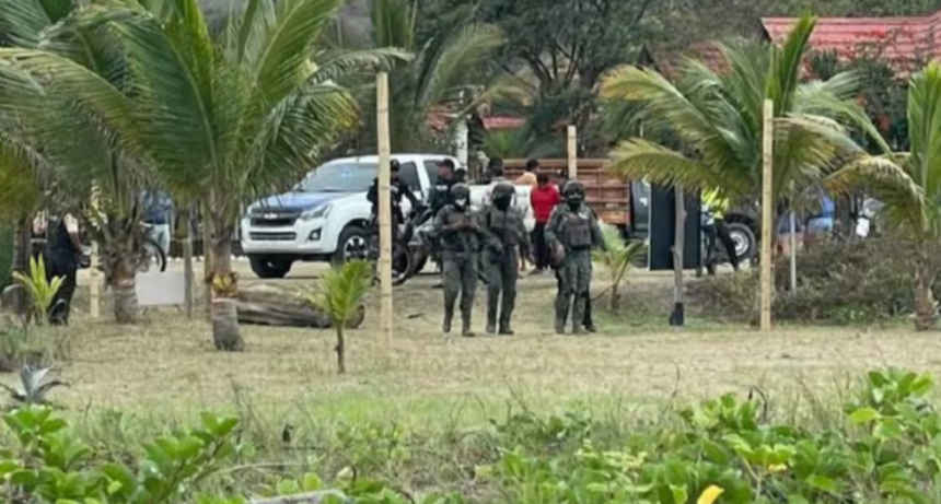 Ecuador: hallaron cinco cabezas humanas colgadas de un cartel