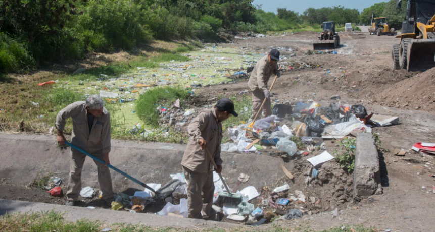 La municipalidad realizó un operativo integral de limpieza y mejoras viales en Villa 9 de Julio