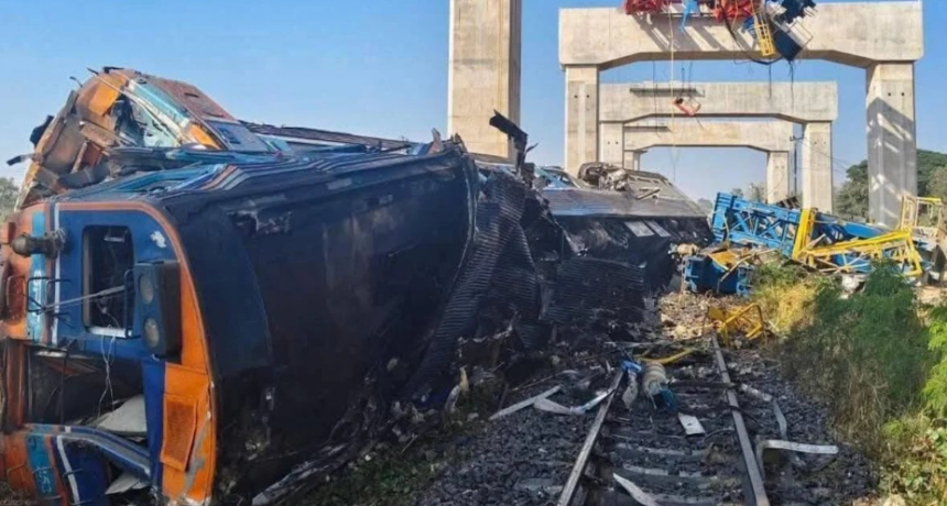 Al menos 29 pasajeros mueren tras desplomarse una grúa en un tren en Bangkok