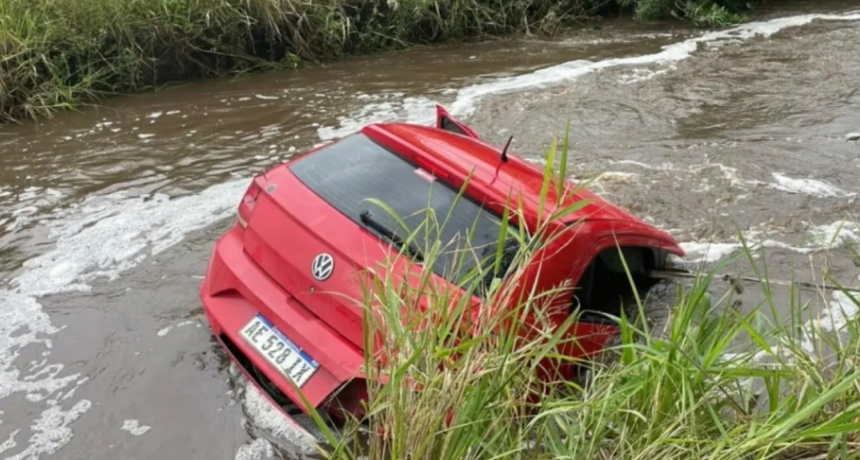 Un auto cayó a un canal en Delfín Gallo y fallecieron tres personas