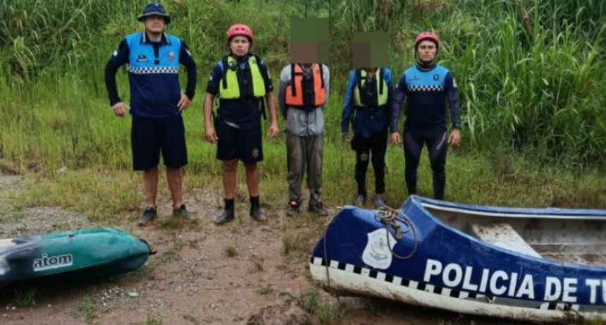 La Policía Lacustre salvó a dos adolescentes varados por la crecida