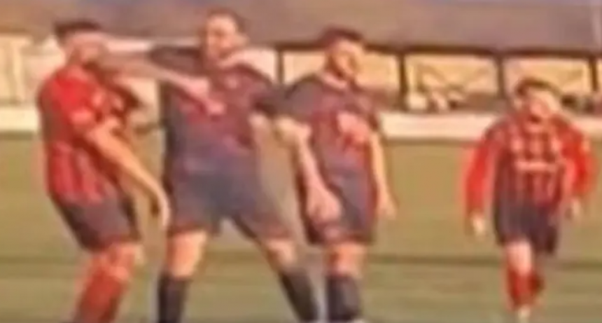 La Policía detiene a un futbolista por darle un codazo a un rival