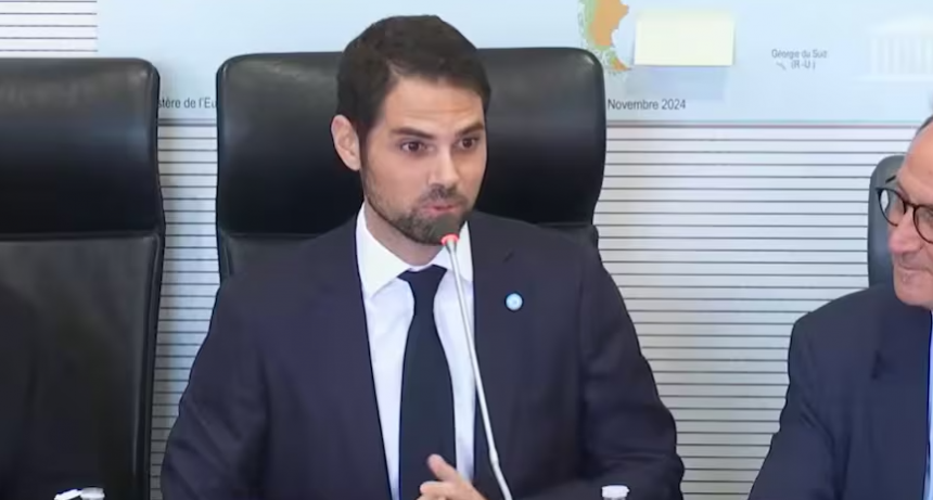 Ian Sielecki hizo tapar un mapa que reconocía a las Malvinas como británica