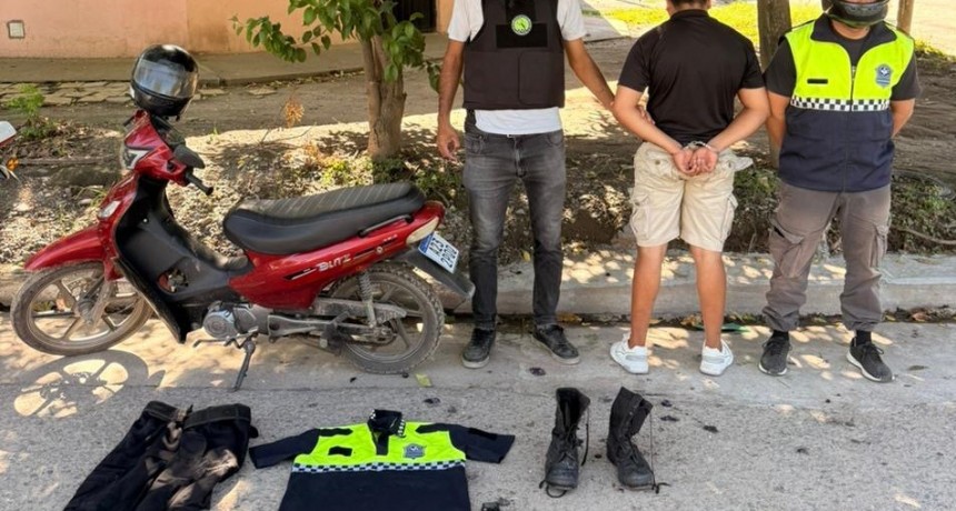 Lo atraparon con indumentaria policial y una réplica de arma de fuego