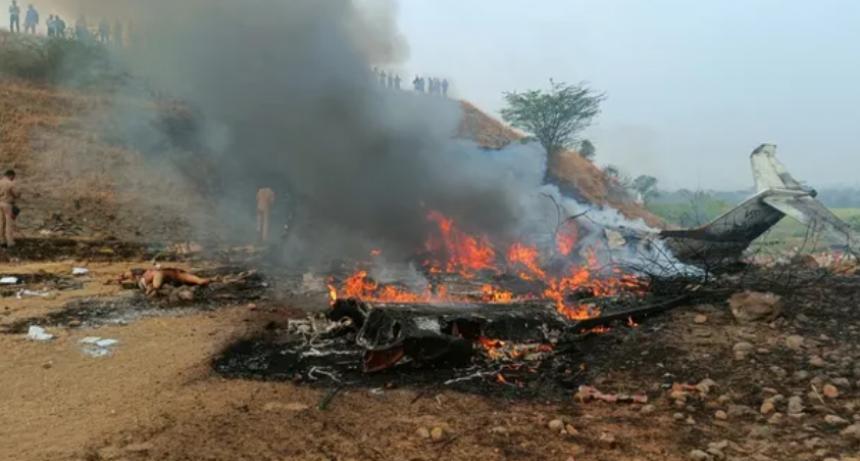 India: se estrelló un avión y murió un funcionario junto a otras cuatro personas